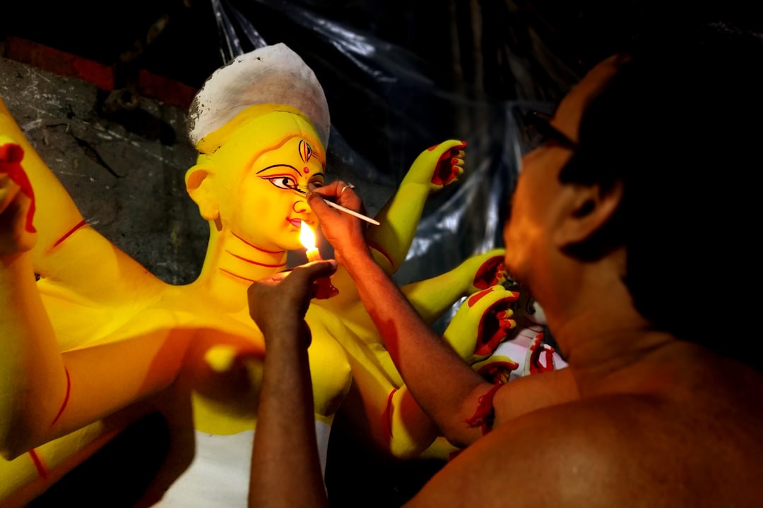 মহালয়ায় দেবী দুর্গার প্রতিমার চক্ষুদান
